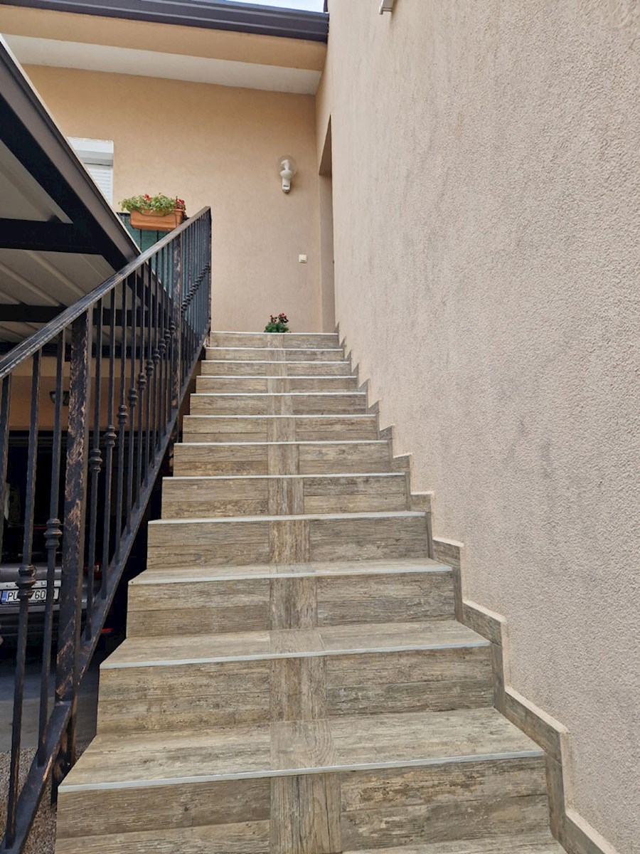 Prodaja, Tar – Dve hiši s tremi ločenimi stanovanji, 3 km od morja, KOP-778