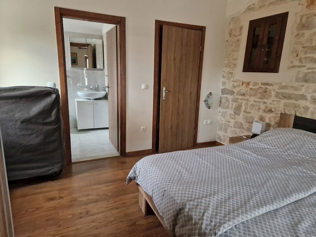 Prodaja, Tar – Dve hiši s tremi ločenimi stanovanji, 3 km od morja, KOP-778