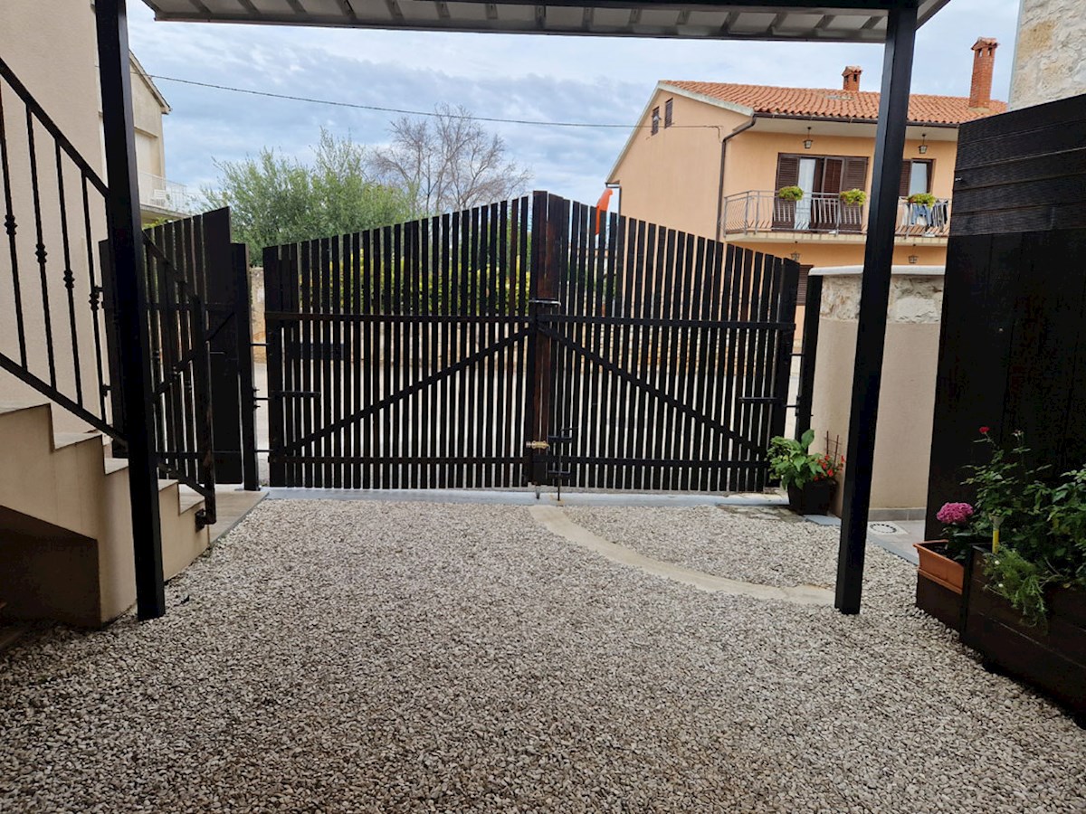 Prodaja, Tar – Dve hiši s tremi ločenimi stanovanji, 3 km od morja, KOP-778