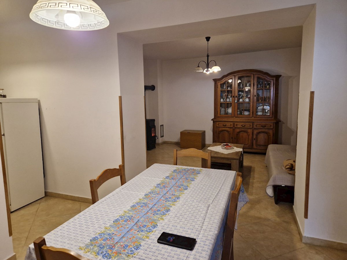 Prodaja, Tar – Dve hiši s tremi ločenimi stanovanji, 3 km od morja, KOP-778