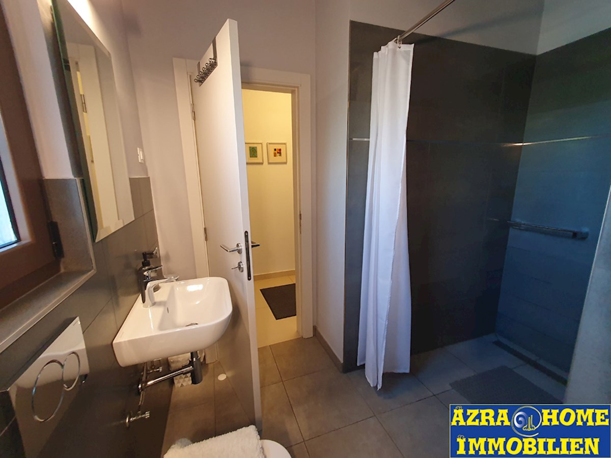 KOP-592, V okolici Višnjana (5 km), 9 km od Poreča in morja – udobna hiša s 203 m², na mirni lokaciji, z bazenom velikosti 24 m² in vrtno hišico