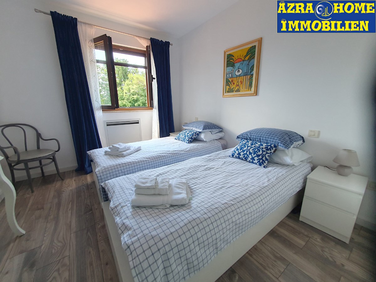 KOP-592, V okolici Višnjana (5 km), 9 km od Poreča in morja – udobna hiša s 203 m², na mirni lokaciji, z bazenom velikosti 24 m² in vrtno hišico