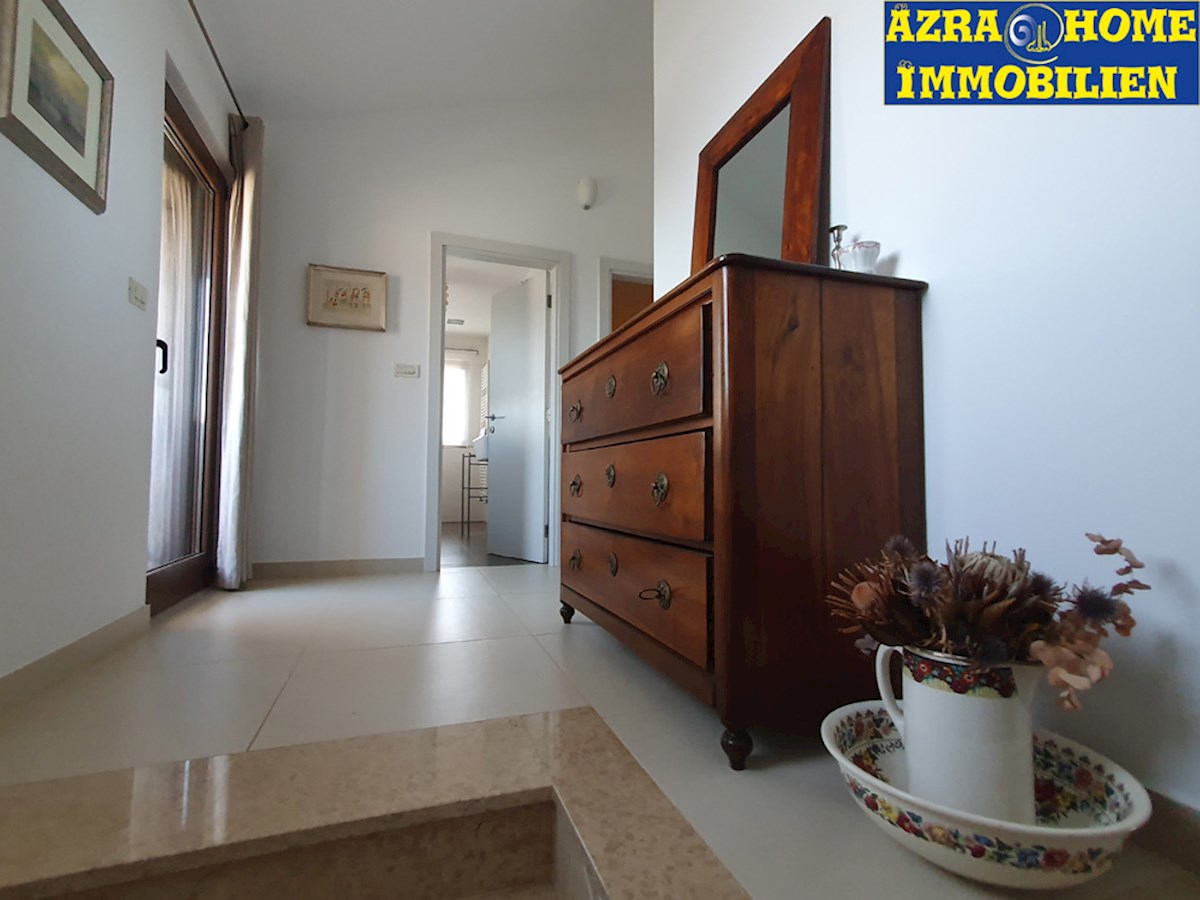 KOP-592, V okolici Višnjana (5 km), 9 km od Poreča in morja – udobna hiša s 203 m², na mirni lokaciji, z bazenom velikosti 24 m² in vrtno hišico