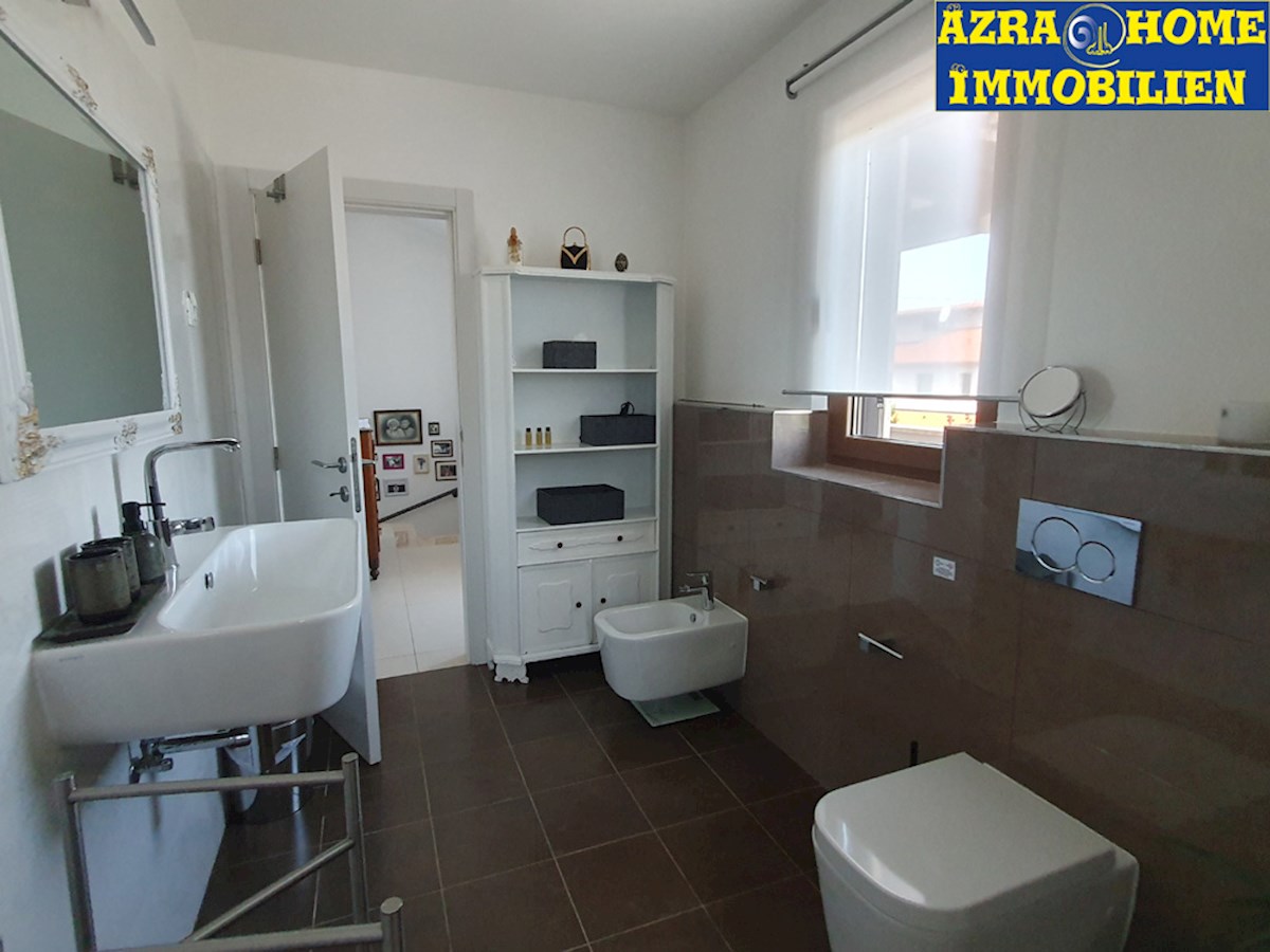 KOP-592, V okolici Višnjana (5 km), 9 km od Poreča in morja – udobna hiša s 203 m², na mirni lokaciji, z bazenom velikosti 24 m² in vrtno hišico