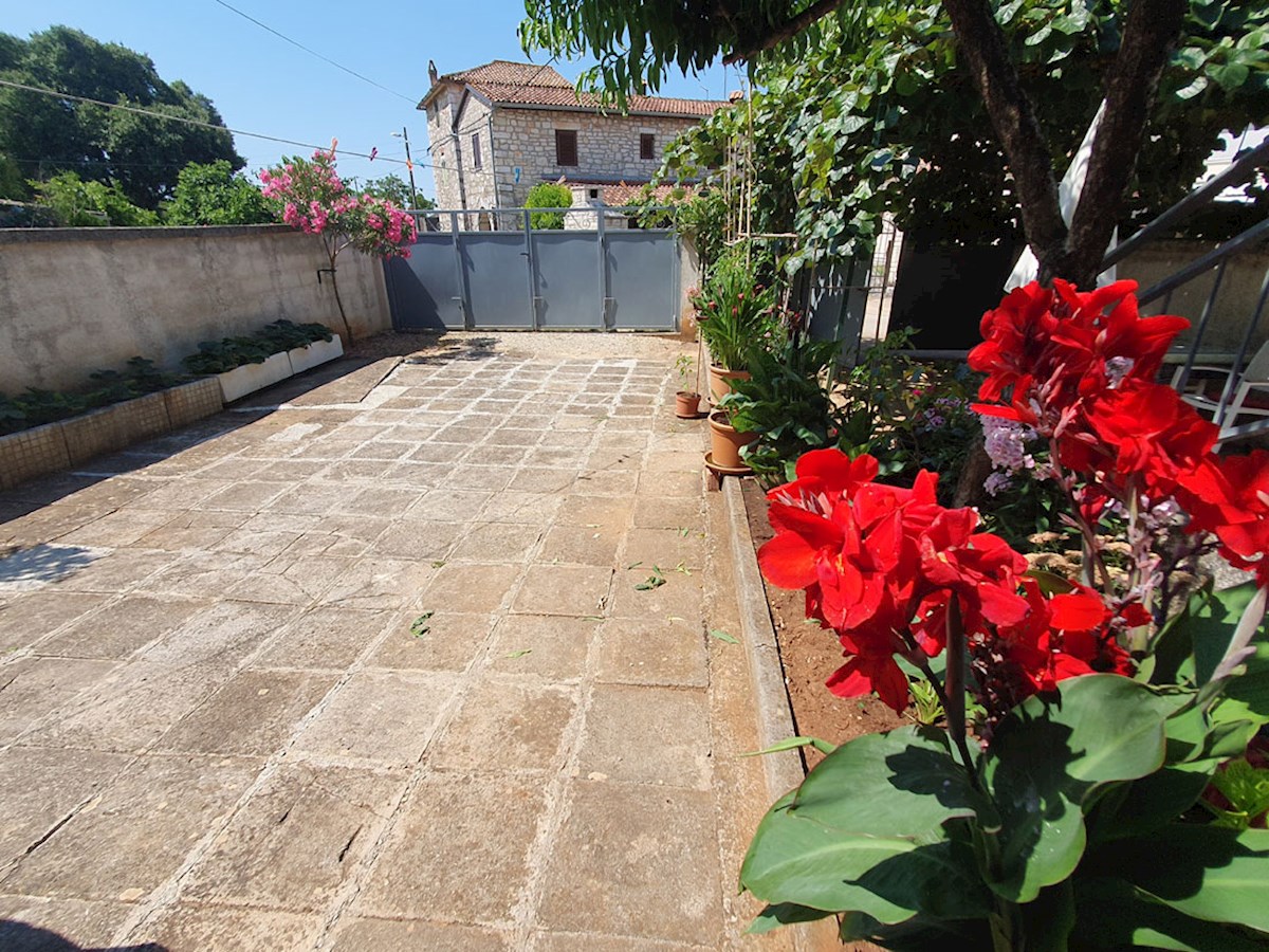 Prodaja vrstne hiše, Nova Vas (2 km), 201 m², dvorišče cca. 100 m² (KOP-773-2)