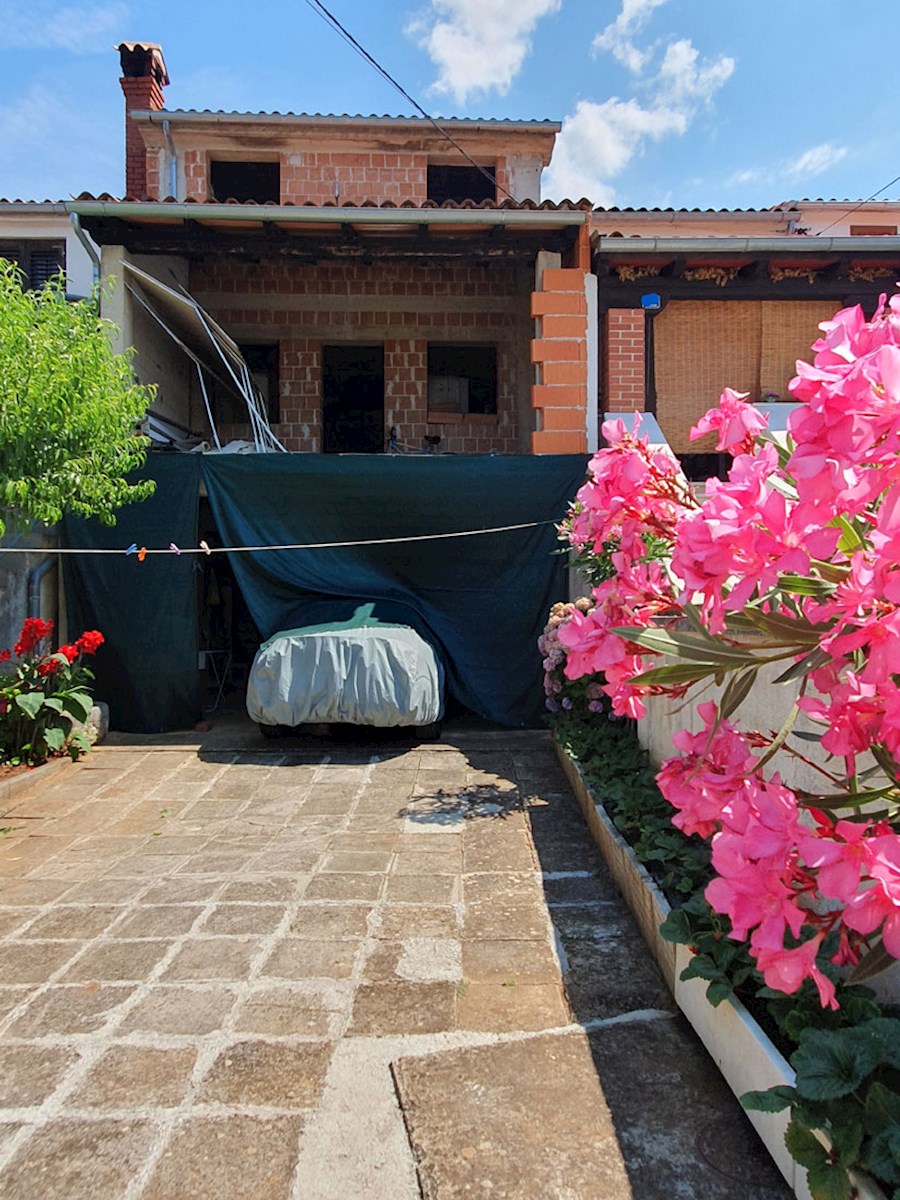 Prodaja vrstne hiše, Nova Vas (2 km), 201 m², dvorišče cca. 100 m² (KOP-773-2)