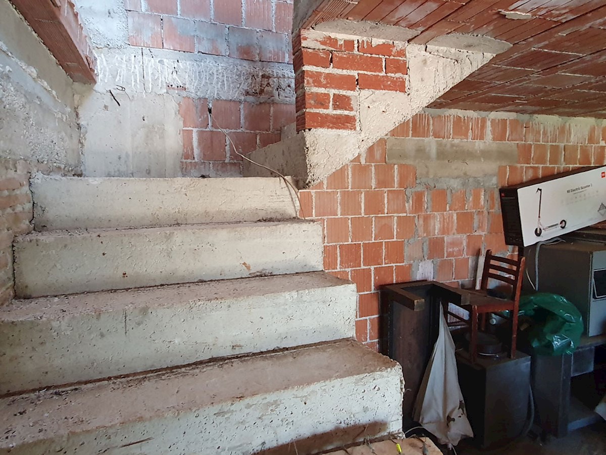 Prodaja vrstne hiše, Nova Vas (2 km), 201 m², dvorišče cca. 100 m² (KOP-773-2)