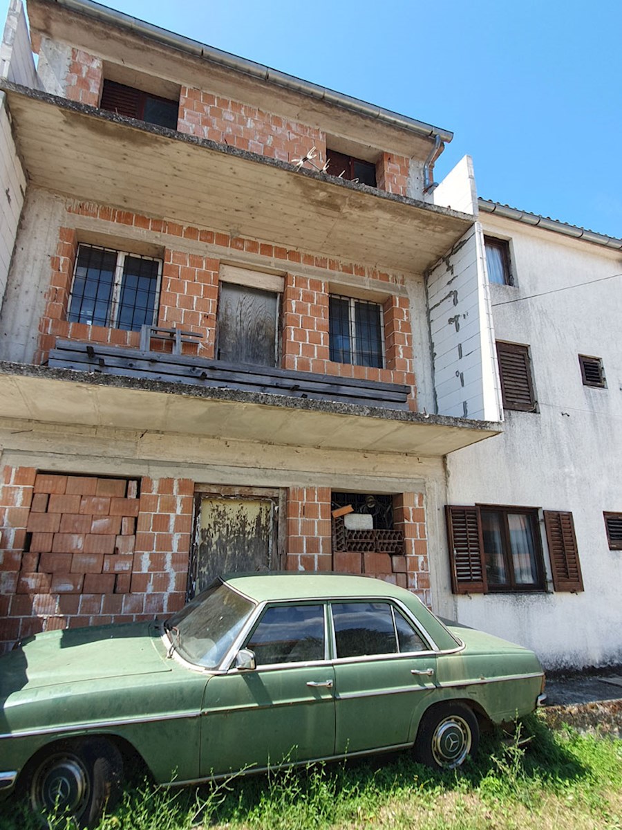 Prodaja vrstne hiše, Nova Vas (2 km), 201 m², dvorišče cca. 100 m² (KOP-773-2)