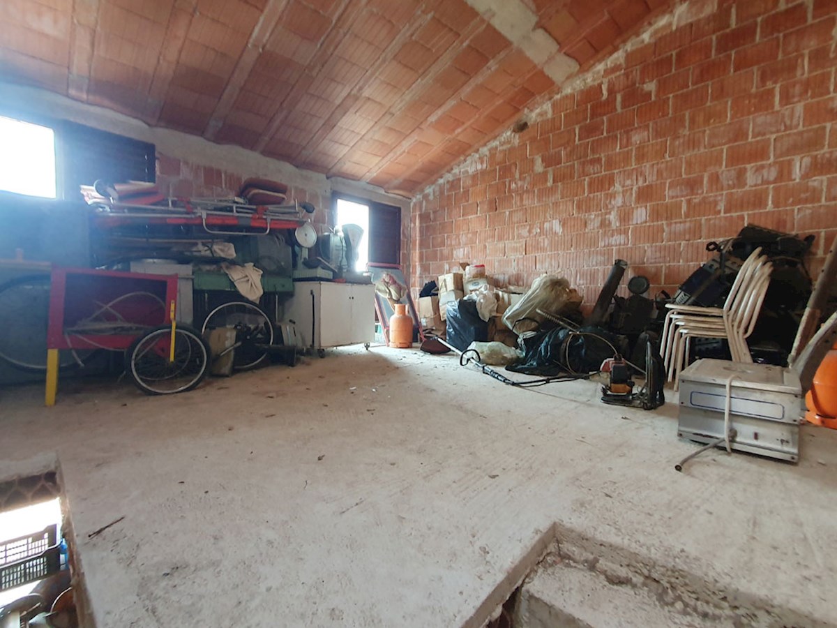 Prodaja vrstne hiše, Nova Vas (2 km), 201 m², dvorišče cca. 100 m² (KOP-773-2)