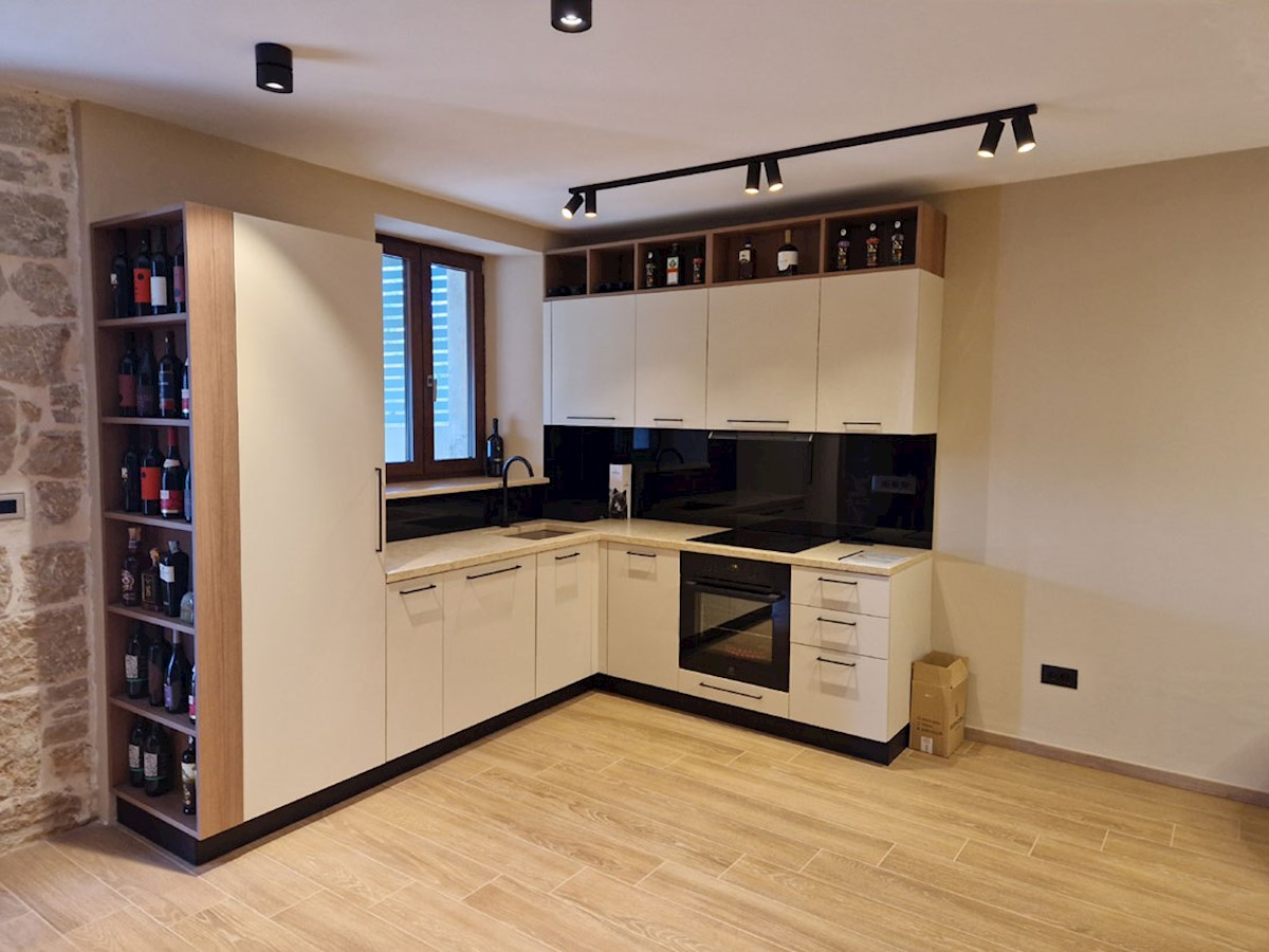 Prodaja, Kaštelir, Prenovljena dvojna kamnita hiša z bazenom, KOP-779