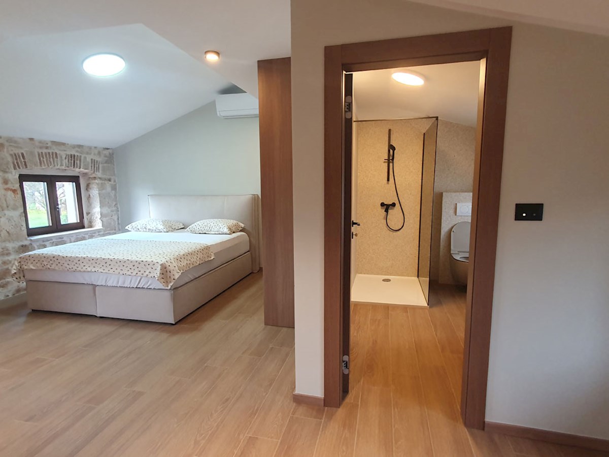 Prodaja, Kaštelir, Prenovljena dvojna kamnita hiša z bazenom, KOP-779