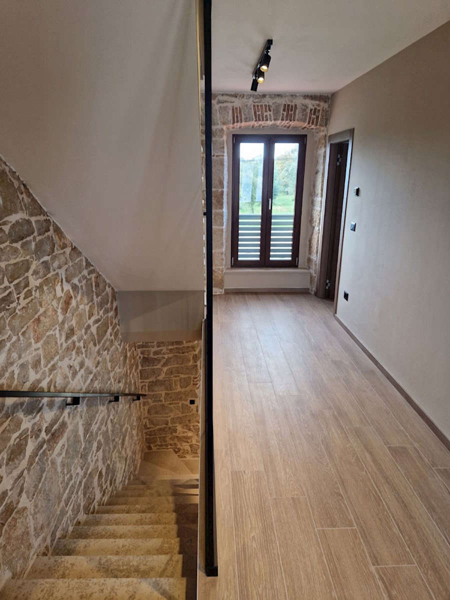 Prodaja, Kaštelir, Prenovljena dvojna kamnita hiša z bazenom, KOP-779