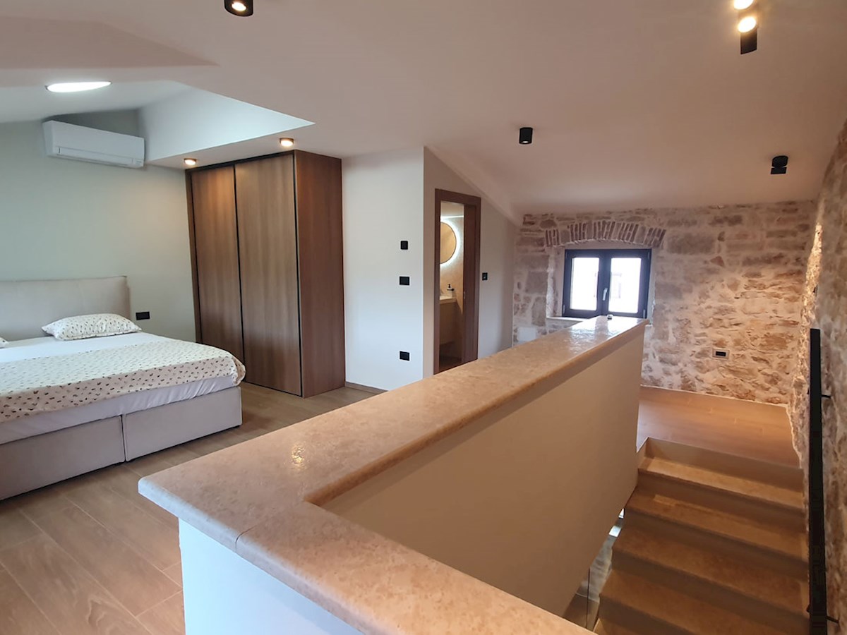 Prodaja, Kaštelir, Prenovljena dvojna kamnita hiša z bazenom, KOP-779