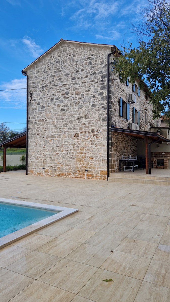 Prodaja, Kaštelir, Prenovljena dvojna kamnita hiša z bazenom, KOP-779