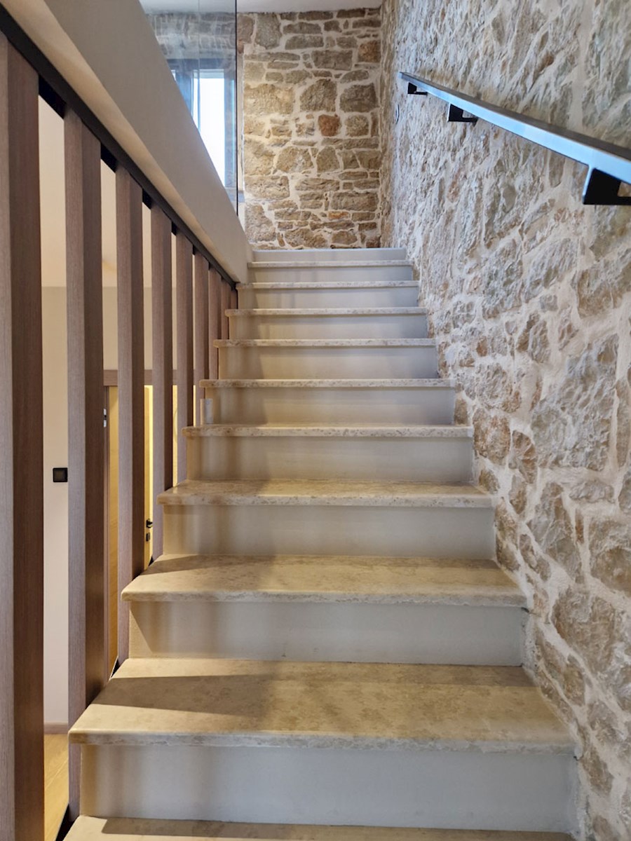 Prodaja, Kaštelir, Prenovljena dvojna kamnita hiša z bazenom, KOP-779