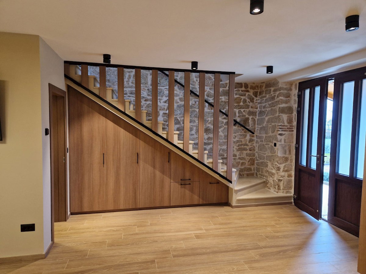 Prodaja, Kaštelir, Prenovljena dvojna kamnita hiša z bazenom, KOP-779