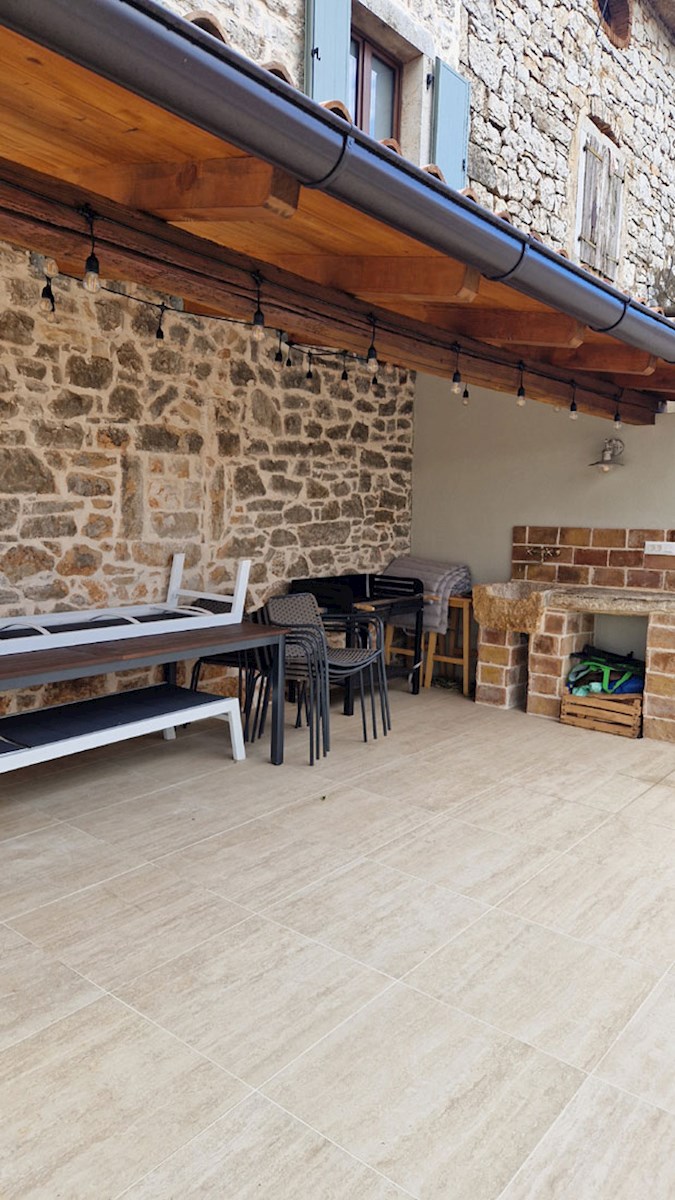 Prodaja, Kaštelir, Prenovljena dvojna kamnita hiša z bazenom, KOP-779