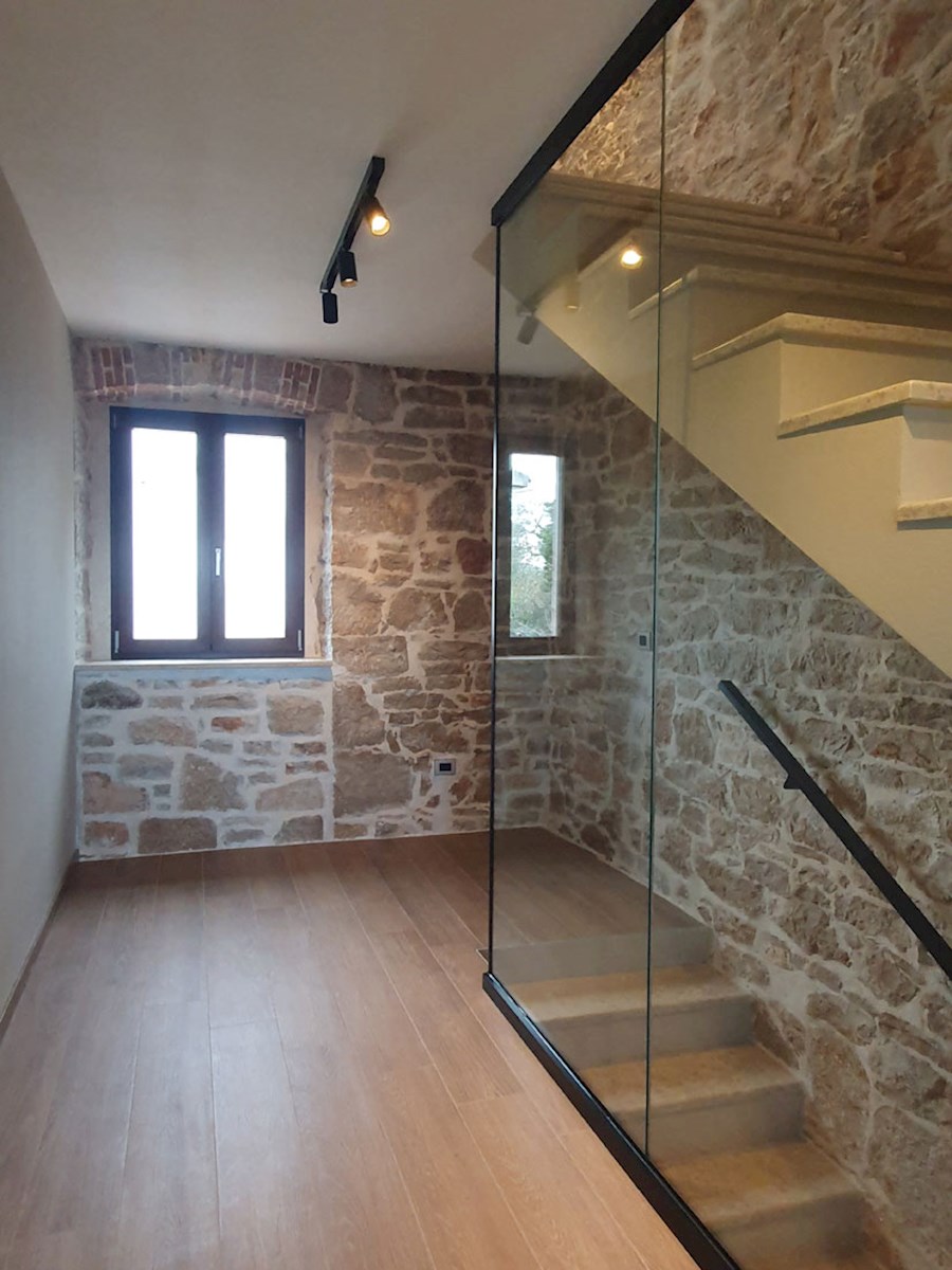 Prodaja, Kaštelir, Prenovljena dvojna kamnita hiša z bazenom, KOP-779