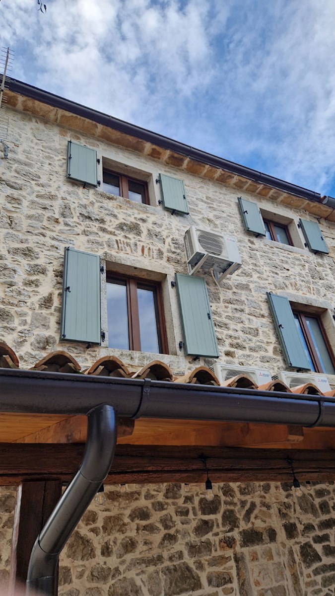 Prodaja, Kaštelir, Prenovljena dvojna kamnita hiša z bazenom, KOP-779