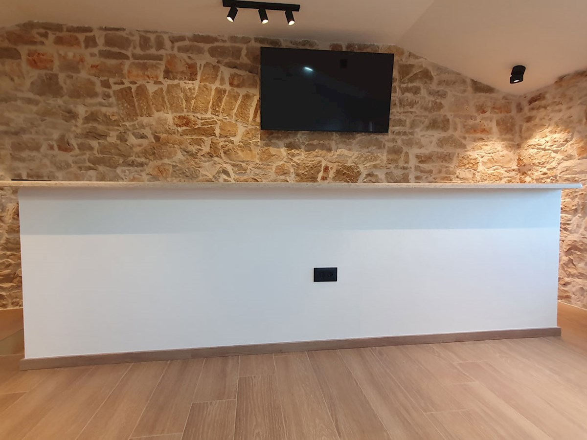 Prodaja, Kaštelir, Prenovljena dvojna kamnita hiša z bazenom, KOP-779