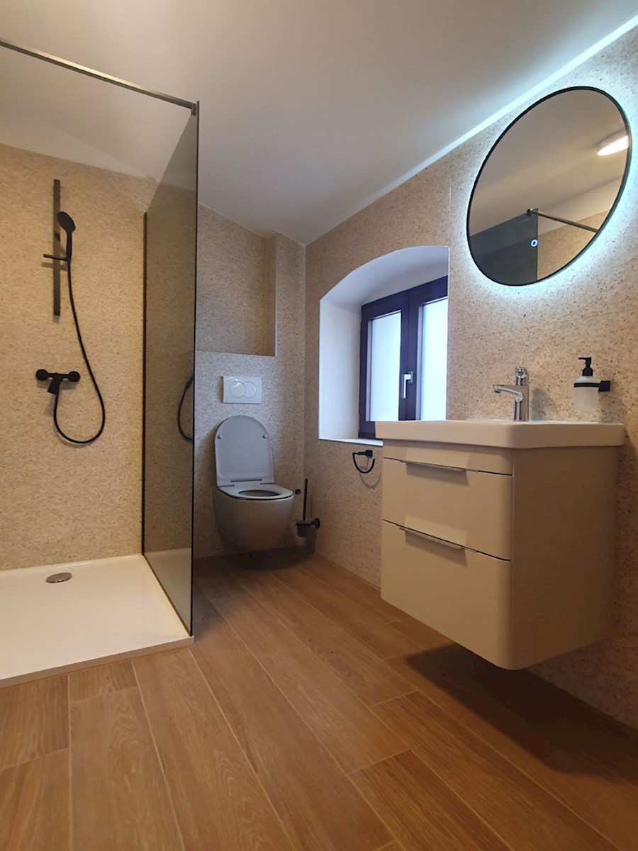 Prodaja, Kaštelir, Prenovljena dvojna kamnita hiša z bazenom, KOP-779