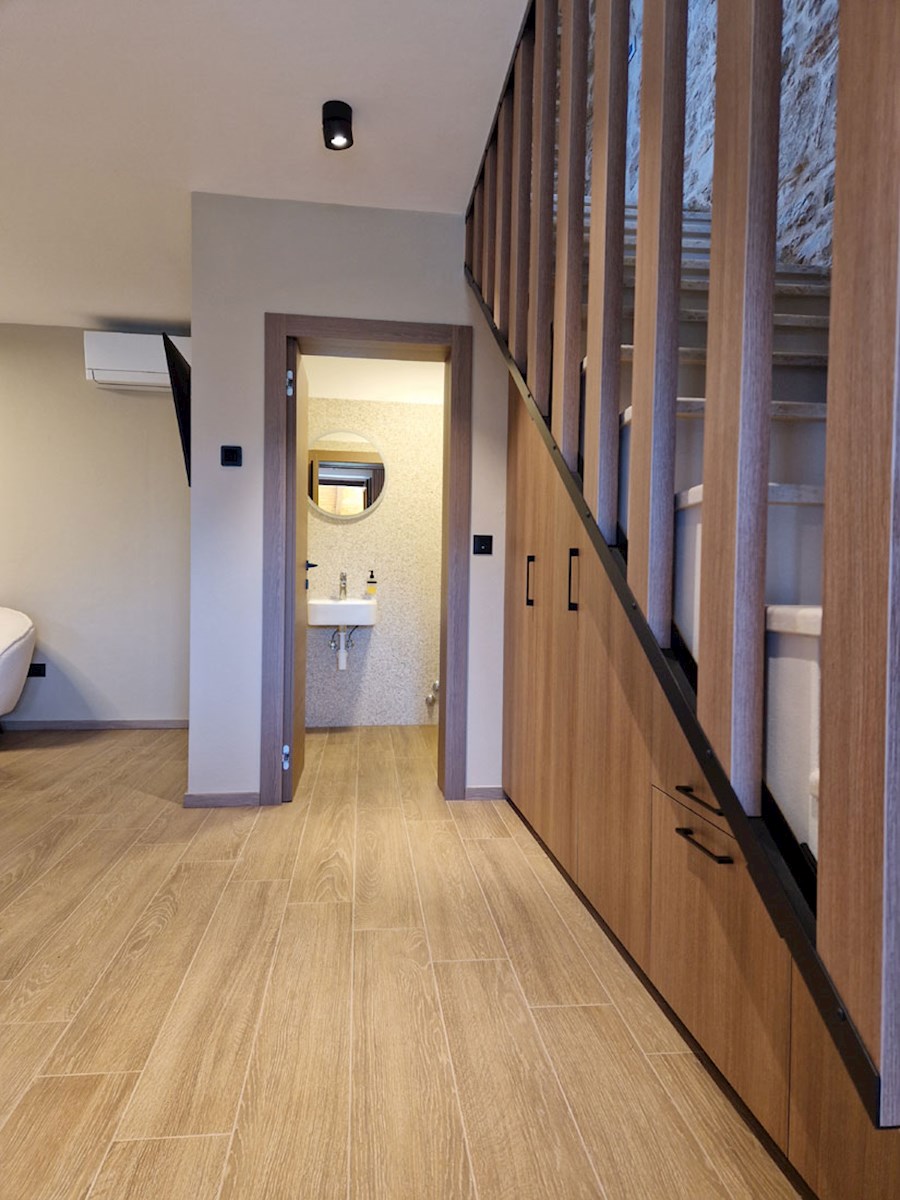 Prodaja, Kaštelir, Prenovljena dvojna kamnita hiša z bazenom, KOP-779