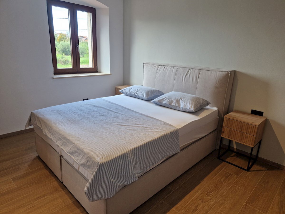 Prodaja, Kaštelir, Prenovljena dvojna kamnita hiša z bazenom, KOP-779