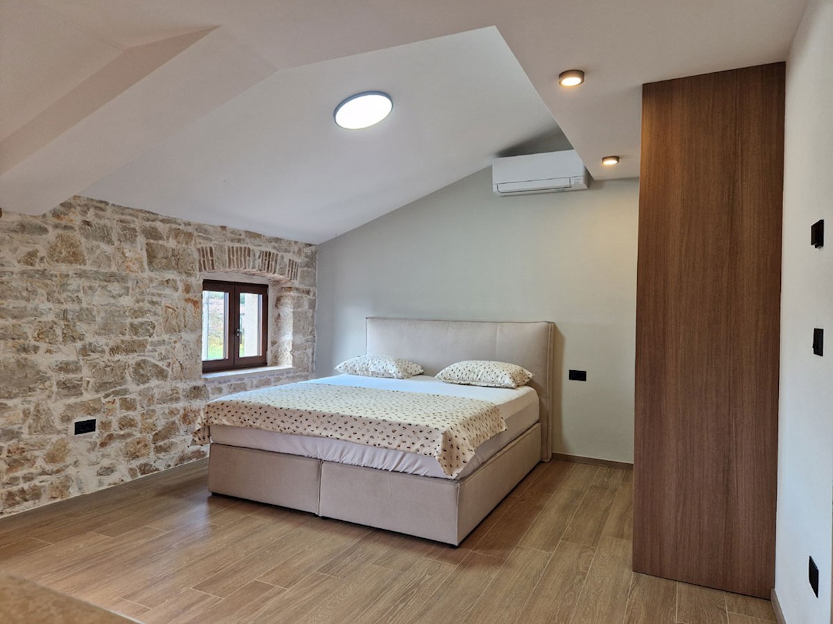 Prodaja, Kaštelir, Prenovljena dvojna kamnita hiša z bazenom, KOP-779