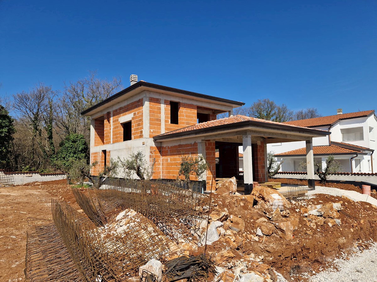 Prodaja – Hiša v roh bau fazi z bazenom v okolici Poreča, KOP-785