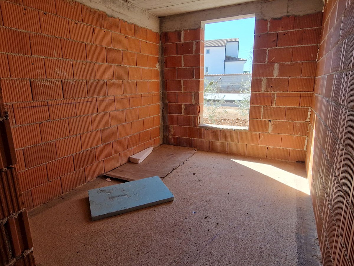 Prodaja – Hiša v roh bau fazi z bazenom v okolici Poreča, KOP-785