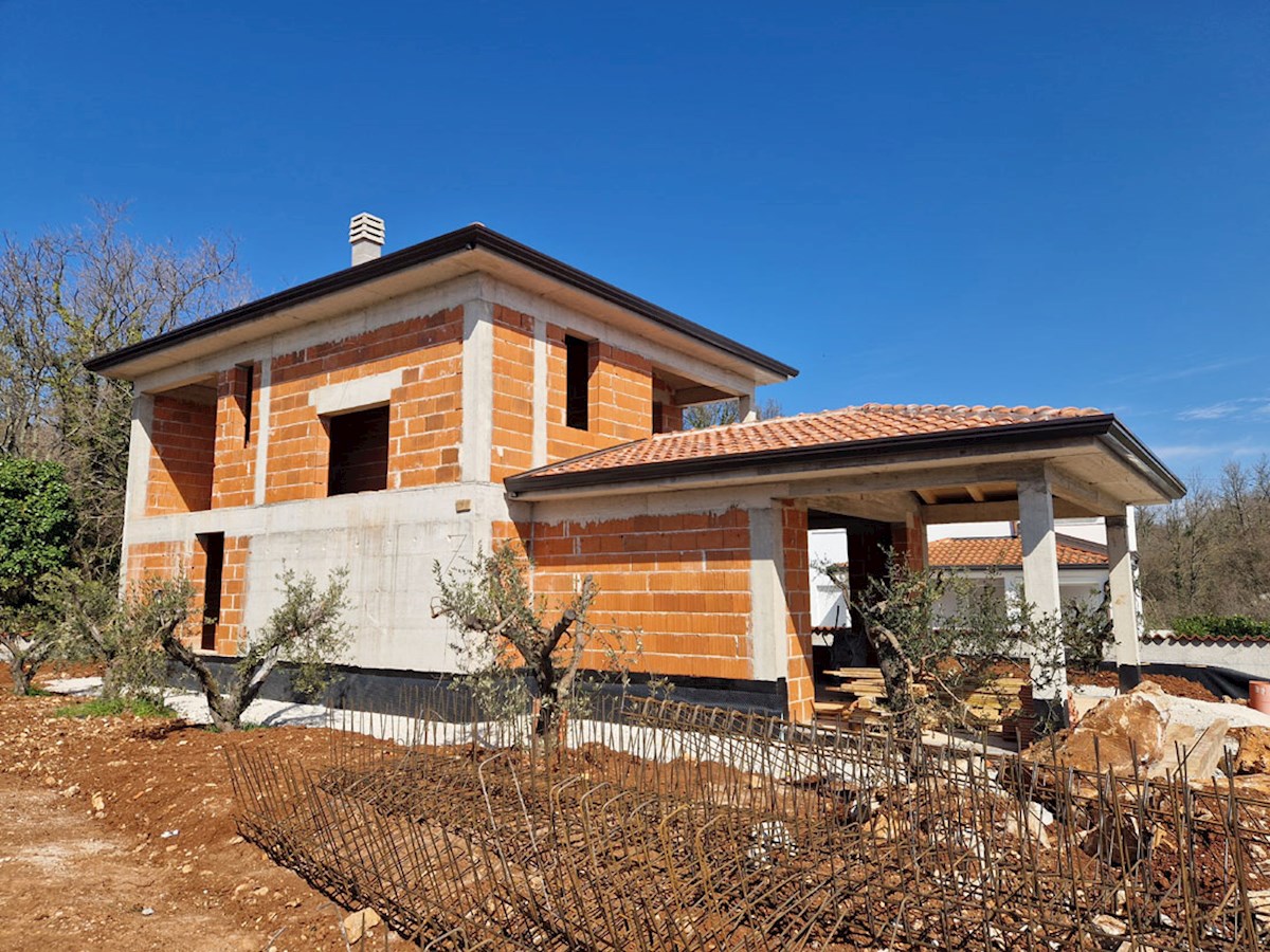 Prodaja – Hiša v roh bau fazi z bazenom v okolici Poreča, KOP-785