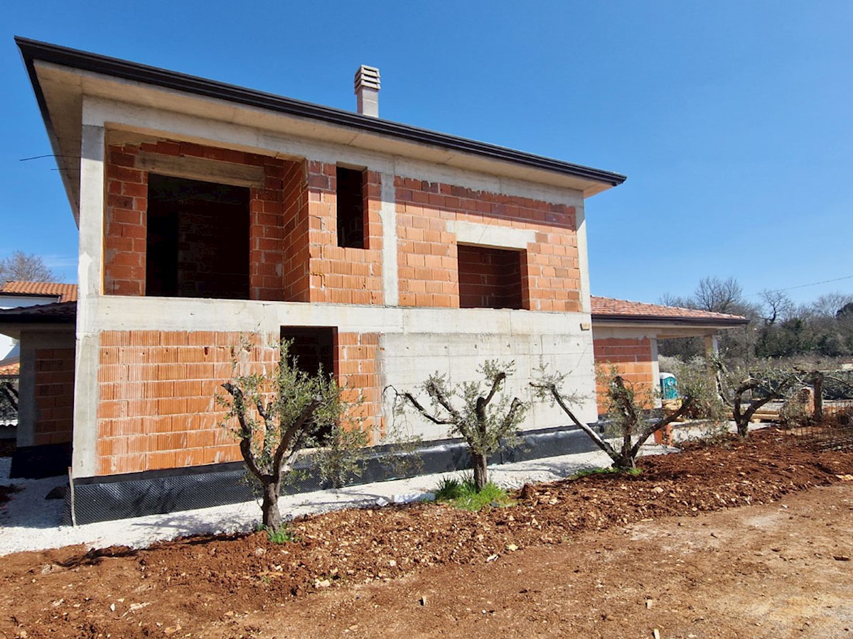 Prodaja – Hiša v roh bau fazi z bazenom v okolici Poreča, KOP-785