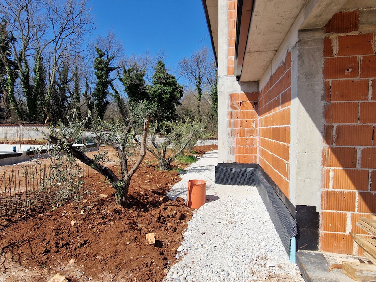 Prodaja – Hiša v roh bau fazi z bazenom v okolici Poreča, KOP-785