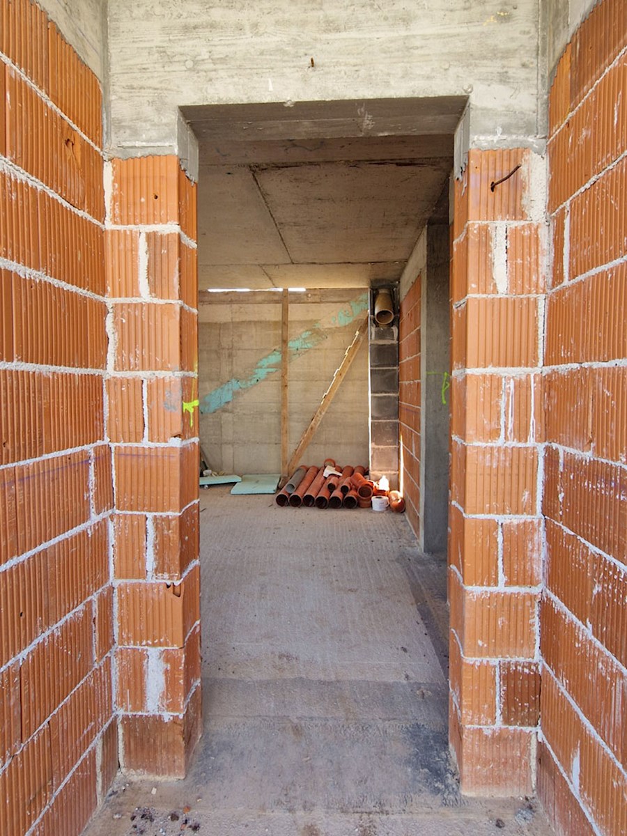 Prodaja – Hiša v roh bau fazi z bazenom v okolici Poreča, KOP-785