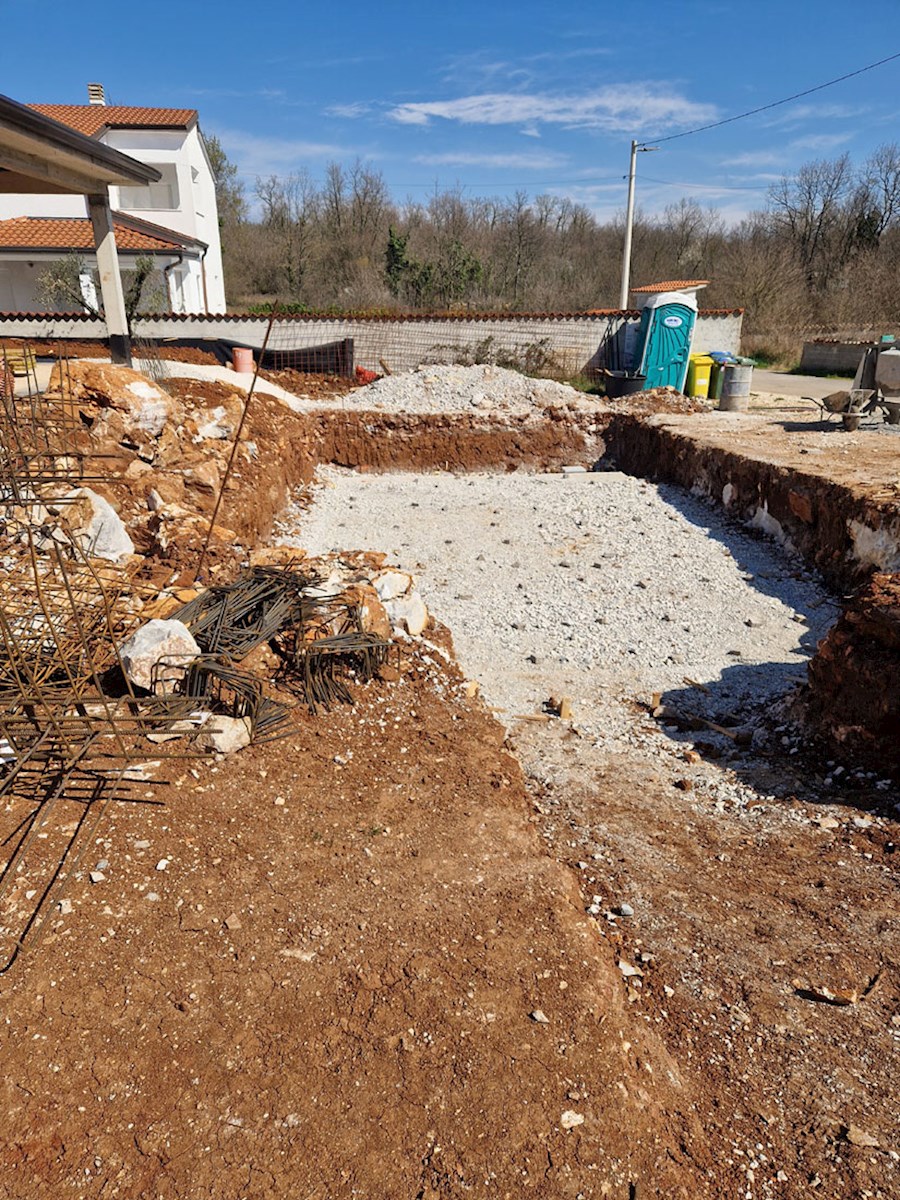 Prodaja – Hiša v roh bau fazi z bazenom v okolici Poreča, KOP-785