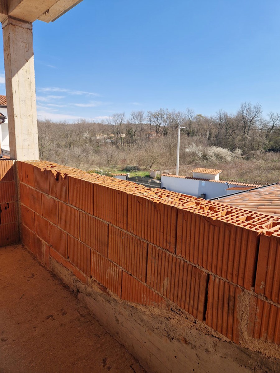 Prodaja – Hiša v roh bau fazi z bazenom v okolici Poreča, KOP-785