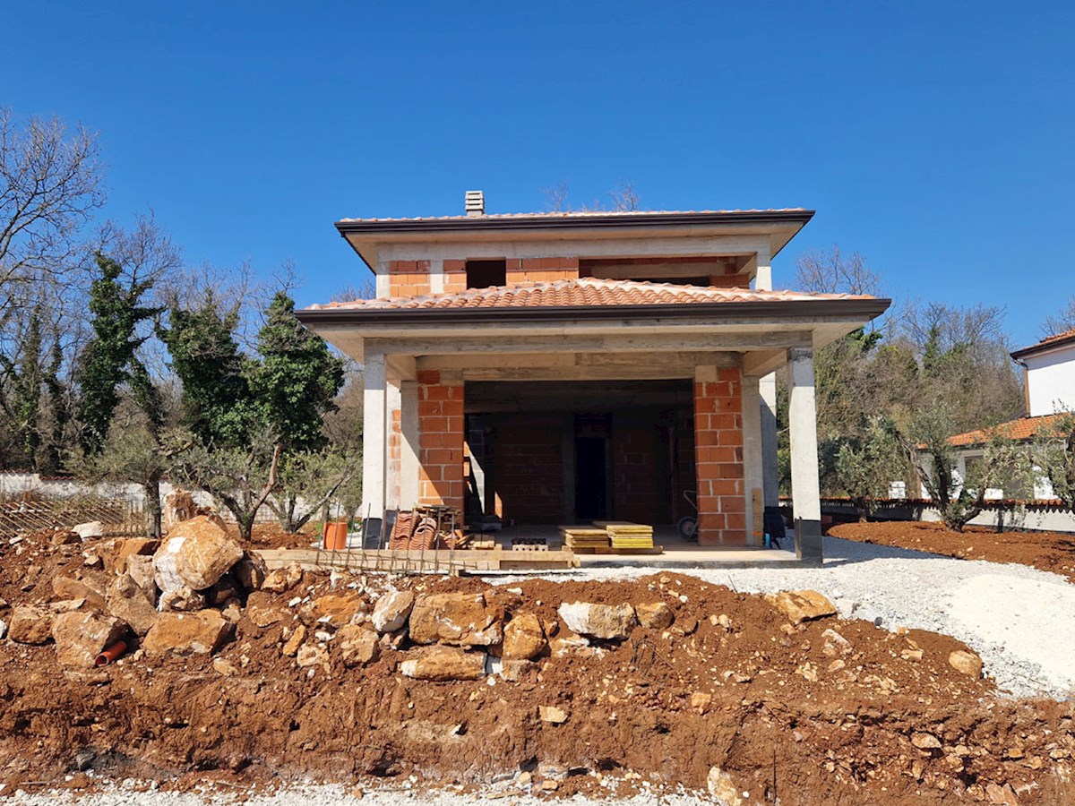 Prodaja – Hiša v roh bau fazi z bazenom v okolici Poreča, KOP-785