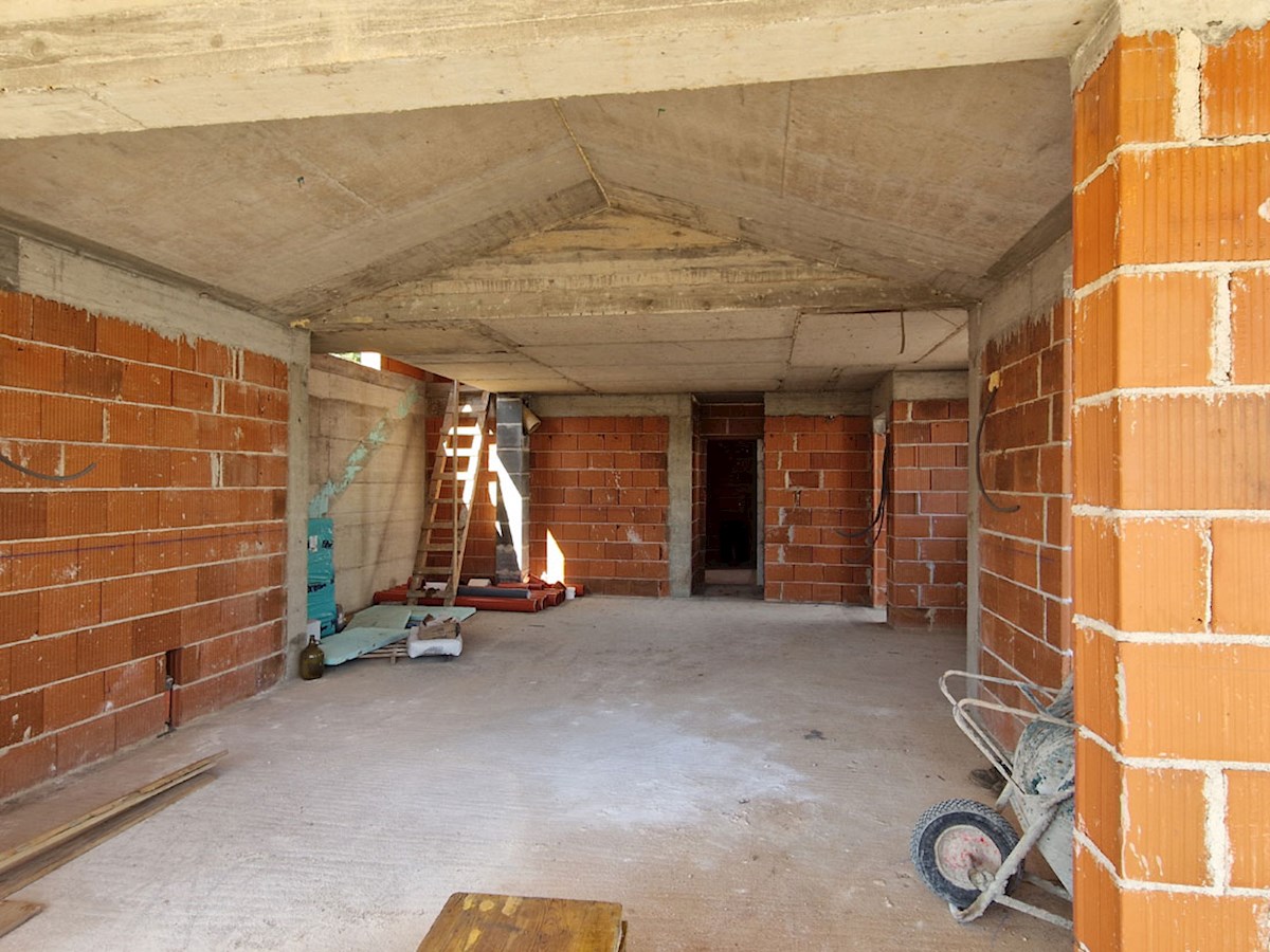 Prodaja – Hiša v roh bau fazi z bazenom v okolici Poreča, KOP-785