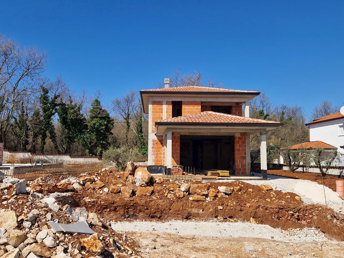 Prodaja – Hiša v roh bau fazi z bazenom v okolici Poreča, KOP-785