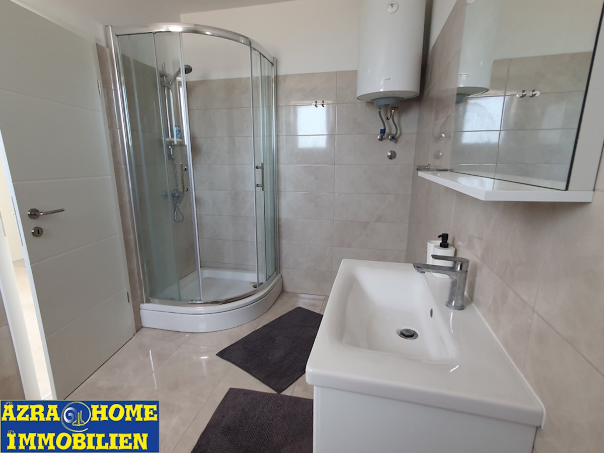 Hiša s bazenom na prodaj, Vodnjan, 180 m² s terasami, bazen 30 m², mirna lokacija, parcela 977 m2 (KO-122)