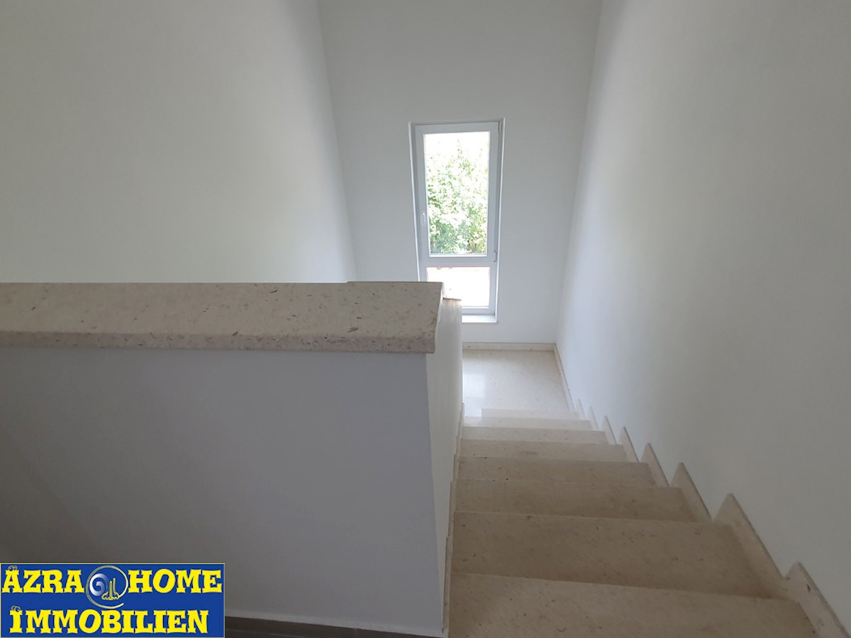 Hiša s bazenom na prodaj, Vodnjan, 180 m² s terasami, bazen 30 m², mirna lokacija, parcela 977 m2 (KO-122)