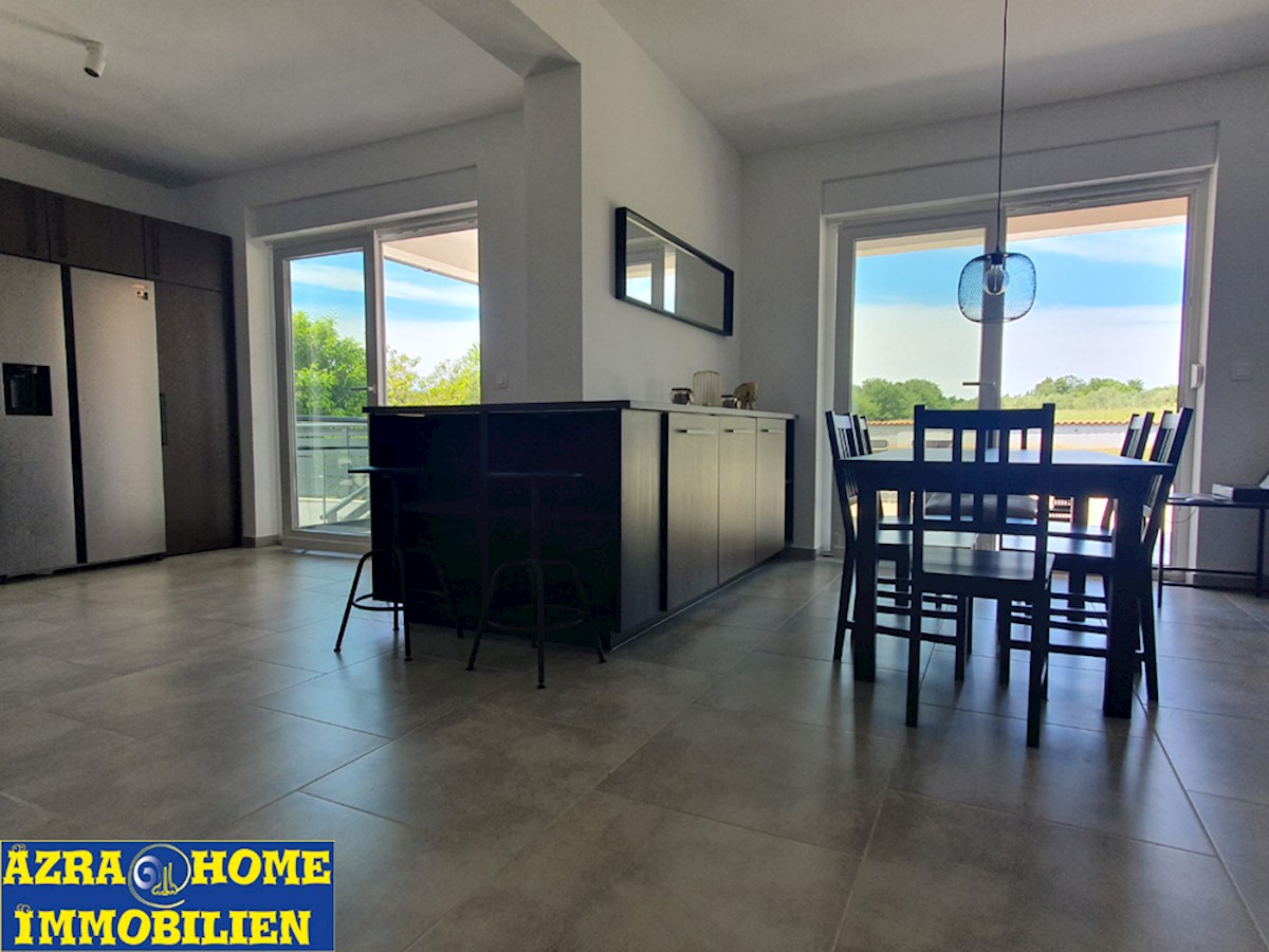 Hiša s bazenom na prodaj, Vodnjan, 180 m² s terasami, bazen 30 m², mirna lokacija, parcela 977 m2 (KO-122)