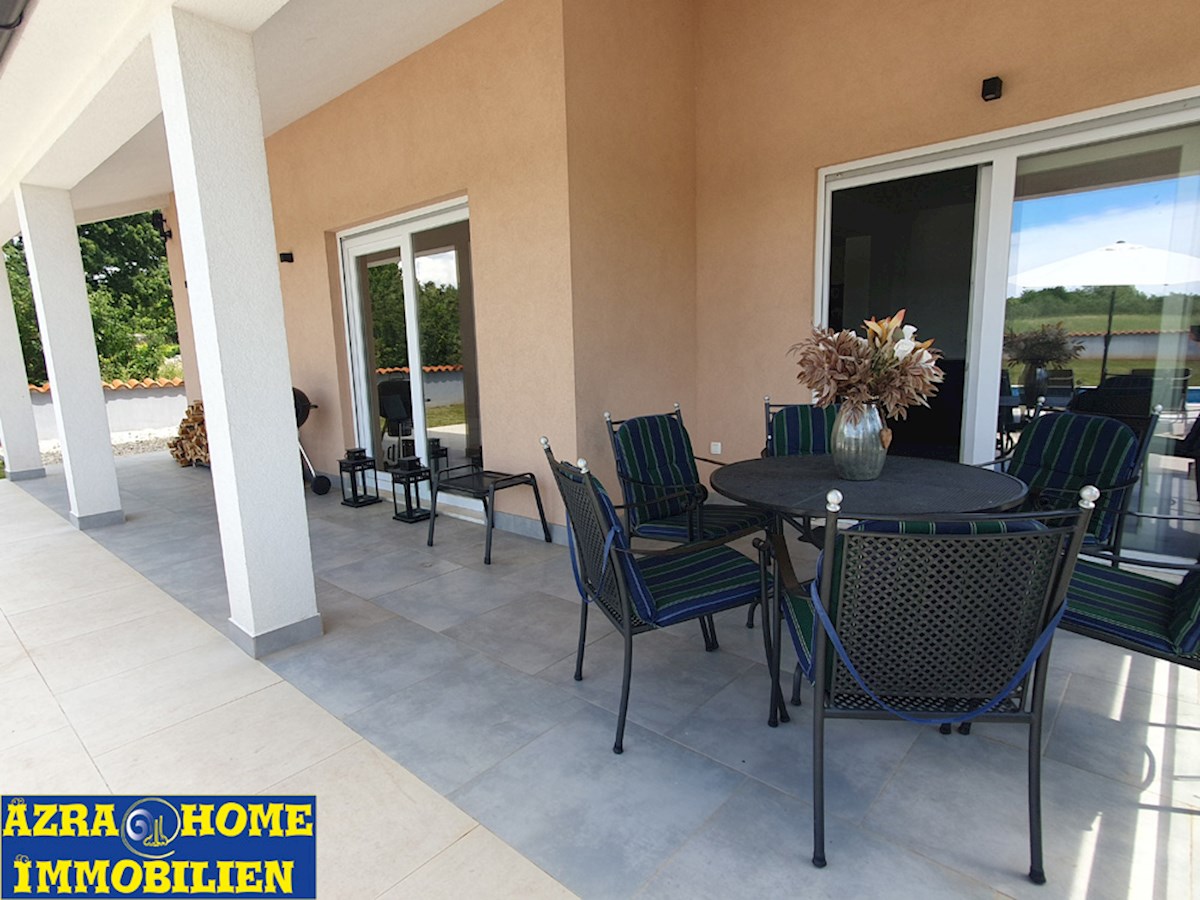 Hiša s bazenom na prodaj, Vodnjan, 180 m² s terasami, bazen 30 m², mirna lokacija, parcela 977 m2 (KO-122)