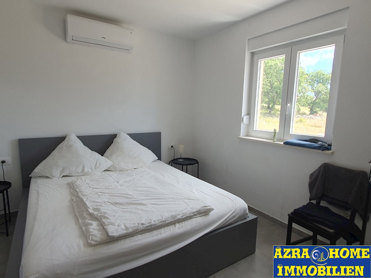 Hiša s bazenom na prodaj, Vodnjan, 180 m² s terasami, bazen 30 m², mirna lokacija, parcela 977 m2 (KO-122)