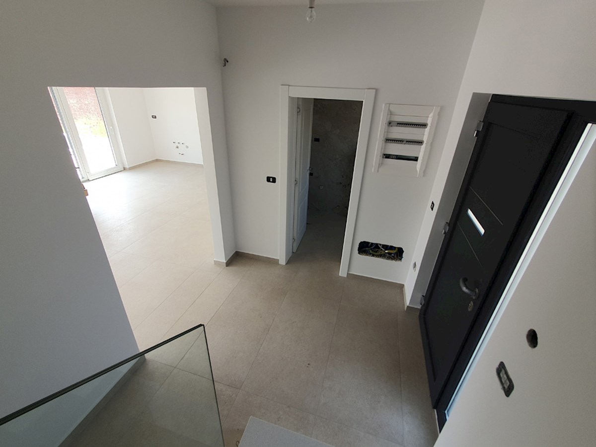 KOP-747, Nova Vila 219 m², s Bazenom, na mirni lokaciji, 7 km od Poreča