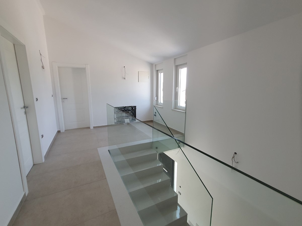 KOP-747, Nova Vila 219 m², s Bazenom, na mirni lokaciji, 7 km od Poreča