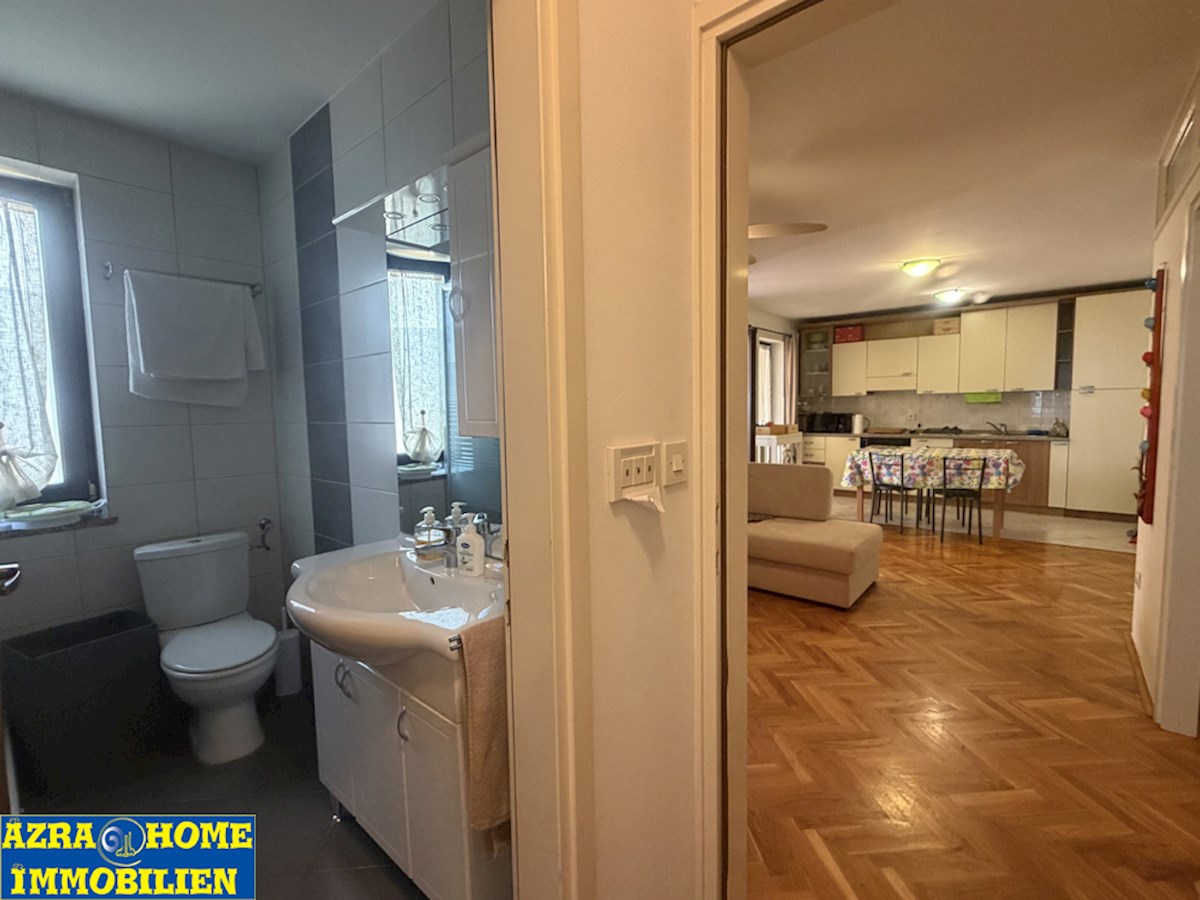 POREČ – ŠPADIĆI, cca. 400 m od morja, stanovanje v pritličju 76 m², z vrtom 80 m² (SP-421)