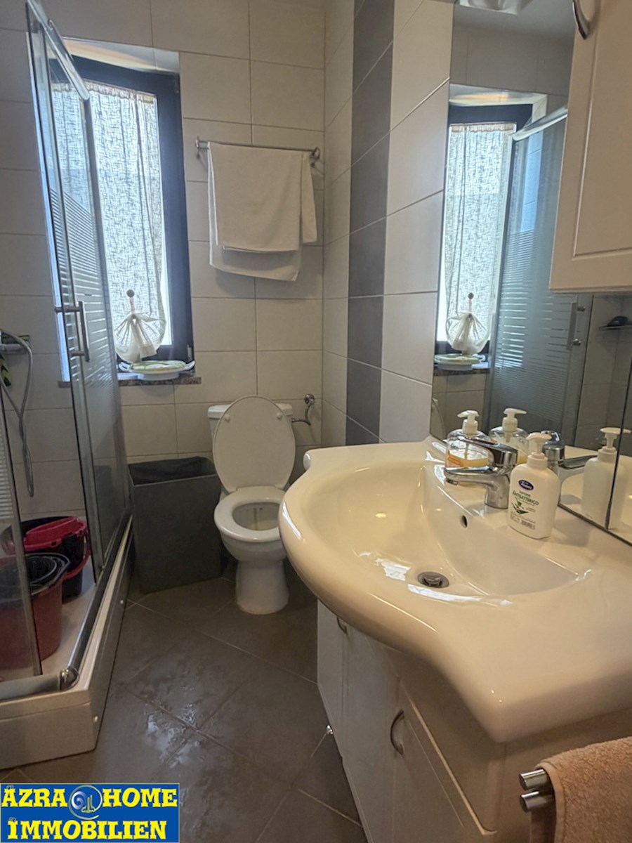 POREČ – ŠPADIĆI, cca. 400 m od morja, stanovanje v pritličju 76 m², z vrtom 80 m² (SP-421)