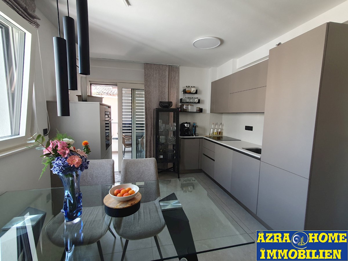 SP-414, POREČ – CENTER, nov, opremljeno stanovanje 61,50 m² (54,62 m² + terasa 6,88 m²), dve spalnici + dnevna soba, v stavbi z dvigalom