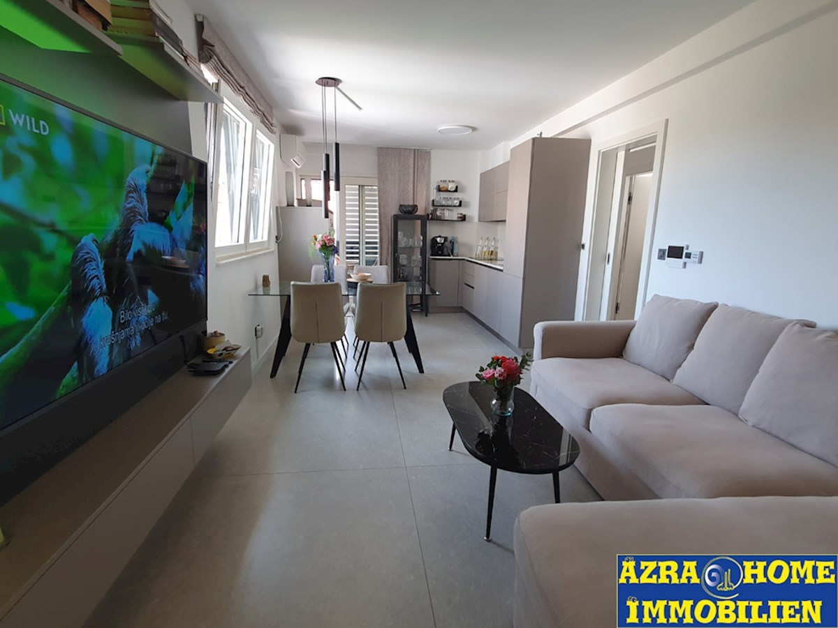 SP-414, POREČ – CENTER, nov, opremljeno stanovanje 61,50 m² (54,62 m² + terasa 6,88 m²), dve spalnici + dnevna soba, v stavbi z dvigalom